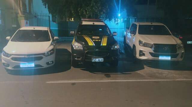 Trio de receptadores &eacute; preso a caminho da fronteira com 2 ve&iacute;culos roubados 