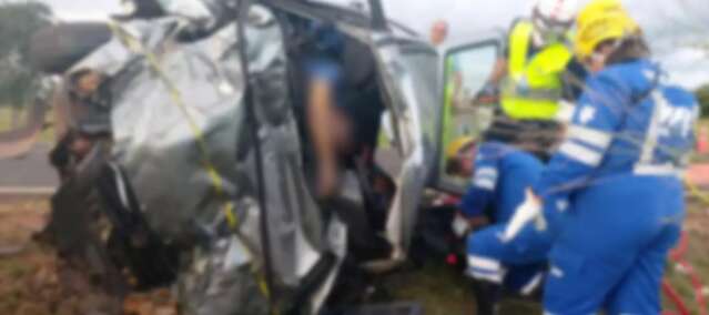 Colis&atilde;o entre caminh&otilde;es e ve&iacute;culo deixa 2 mortos na MS-306