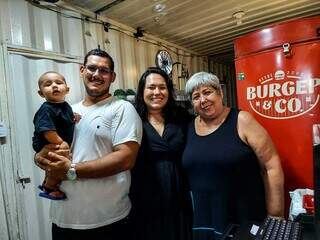 Família se uniu para manter as portas de hamburgueria abertas. (Foto: Aletheya Alves)