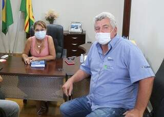 Vanda Camilo e o diretor do hospital de Sidrolândia, Jacob Breure. (Foto: Direto das Ruas)