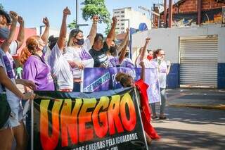 Mulheres durante a manifestação nesta manhã, no cruzamento da Rua 14 de Julho com a Afonso Pena. (Foto: Hernrique Kawaminami)