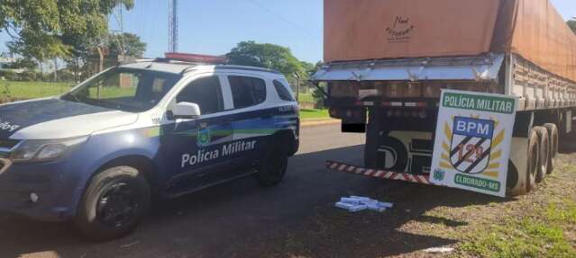 Contrabandista &eacute; preso em caminh&atilde;o abarrotado com 45 mil pacotes de cigarros 