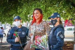Advogada Ariane Ruiz posou para foto ao lado das policiais. (Foto: Henrique Kawaminami)