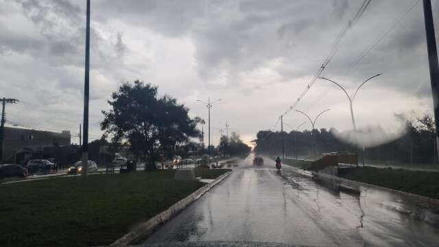 Regi&atilde;o norte de Ponta Por&atilde; tem chuva forte, mas no centro apenas umas gotas