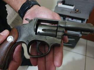 Revólver calibre 38 apreendido em um dos endereços vasculhados hoje pela PF. (Foto: Divulgação)