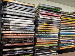 Alguns dos CDs foram doados, mas outra parte resistiu. (Foto: Aletheya Alves)