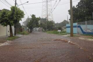 Em Campo Grande, tarde come&ccedil;a com chuva forte e ventania