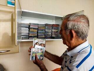 Altino de Oliveira Zuza guardou parte dos CDs que ganhou durante a carreira. (Foto: Aletheya Alves)