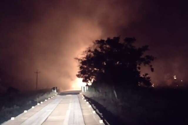 Bombeiros combatem fogo que se alastra por regi&otilde;es do Pantanal e amea&ccedil;a ponte 