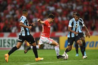 Em cl&aacute;ssico, Internacional vence Gr&ecirc;mio e garante vaga nas semifinais do Ga&uacute;cho