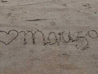 Nome da amiga foi escrito na areia como forma de homenagem. (Foto: Arquivo Pessoal)