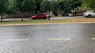 Em Campo Grande, tarde come&ccedil;a com chuva forte e ventania