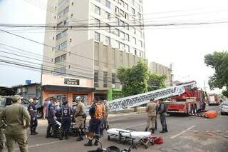 Três pessoas foram resgatadas com escada Magirus e duas pelas escadas internas do prédio. (Foto: Kísie Ainoã)