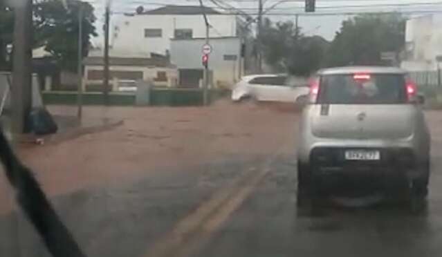 Em poucos minutos de chuva ruas s&atilde;o tomadas por enxurrada