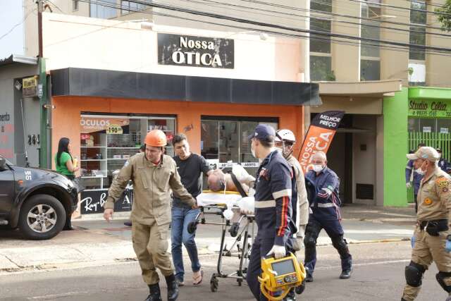 Idoso que estava dormindo onde fogo come&ccedil;ou &eacute; intubado e levado para hospital