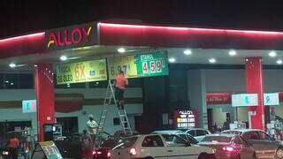 Funcionário troca placa em posto Alloy lotado (Foto: Direto das Ruas)