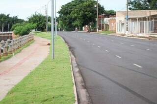 Asfalto em ponto do acidente ficou com marcas de frenagem do carro (Foto: Henrique Kawaminami)