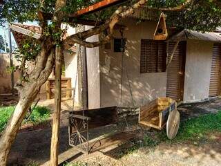 Balanço, carro de bois e casinha para pássaros foram feitos artesanalmente. (Foto: Aletheya Alves)
