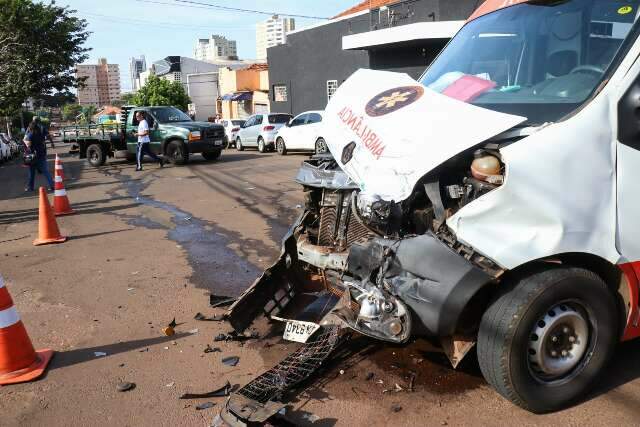 Acidente envolvendo ambul&acirc;ncia do Samu tumultua tr&acirc;nsito na Rua Pedro Celestino