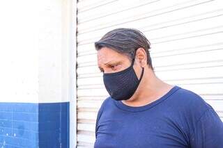 Edilon afirma que continuará usando máscara para reduzir chance de infecção. (Foto: Henrique Kawaminami)