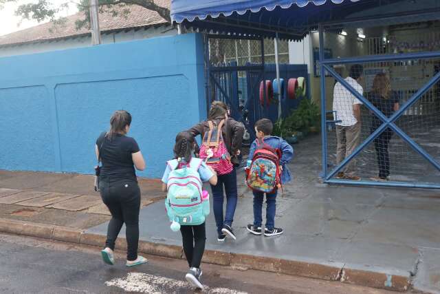 Professores fazem greve e deixam 109 mil alunos sem aula amanh&atilde;
