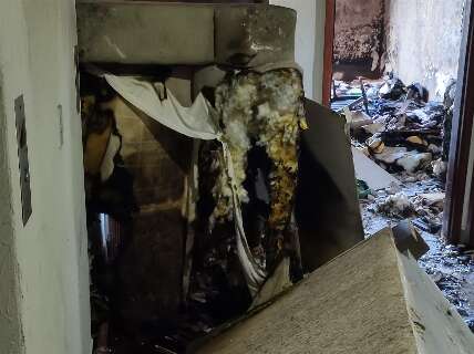Em vídeo, repórter mostra estragos em apartamento incendiado