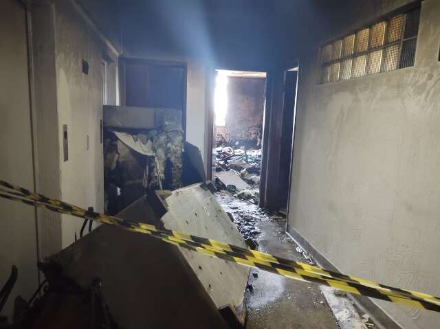 Sem energia em pr&eacute;dio que pegou fogo, alguns moradores ainda n&atilde;o retornaram 