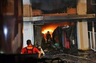 Fogo em loja ainda sendo combatido pelos bombeiros, horas depois do início do incêndio, na tarde do dia 23 de novembro. (Foto: Paulo Francis/Arquivo)