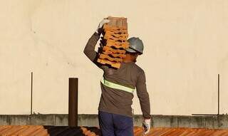 Trabalhador da construção civil, em Campo Grande, setor aquecido na criação de empregos. (Foto: Arquivo)