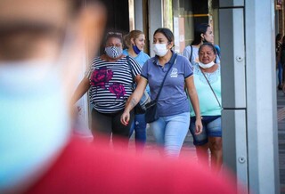 Moradores caminham no Centro da Capital; Estado desobrigou uso de máscaras em locais fechados por conta de recente redução nos casos. (Foto: Henrique Kawaminami)