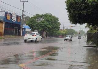Chuva da tarde desta quinta-feira na Rua Bela Vista, em Dourados (Foto: Helio de Freitas)