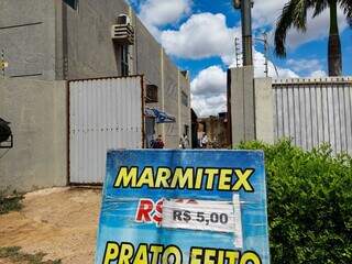 Marmita é vendida a R$ 5 por igreja no Tiradentes. (Foto: Aletheya Alves)