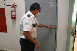 Porteiro do condomínio Itamarati, no Centro, Admilson Oliveira, mostra a porta corta-fogo. (Foto: Paulo Francis)