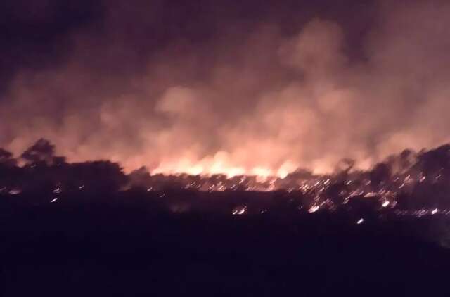 Inc&ecirc;ndio se aproxima do Rio Miranda e bombeiros usam barco em combate