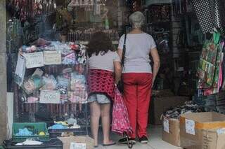 Idosa e criança dentro de loja no Centro de Campo Grande (Foto: Marcos Maluf | Arquivo)