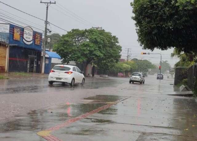 Dourados e Ponta Por&atilde; t&ecirc;m chuva forte ap&oacute;s calor&atilde;o de quase 40 graus