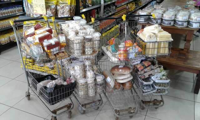 Procon recolhe 136 itens vencidos e at&eacute; com insetos em mercado no Itamarac&aacute;