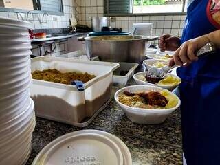 Praparo das refeições é feito diariamente por voluntárias. (Foto: Aletheya Alves)