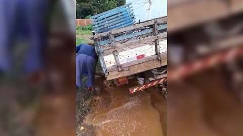 Caminh&atilde;o cai em cratera e dono leva 3 horas para conseguir remo&ccedil;&atilde;o