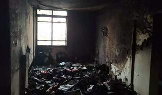 Cômodo de apartamento onde o fogo começou foi destruído pelo incêndio (Foto: divulgação / Corpo de Bombeiros) 