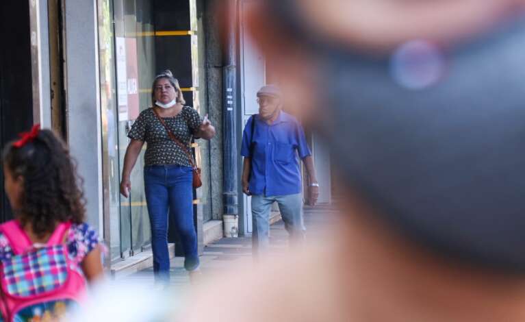 Por conta do calor na cidade, muitos optam por tirar a máscara. (Foto: Henrique Kawaminami)