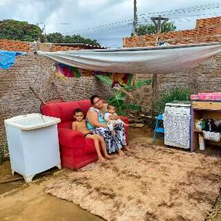 Ingrid improvisa casa sem paredes e sonha com telhado para filhos