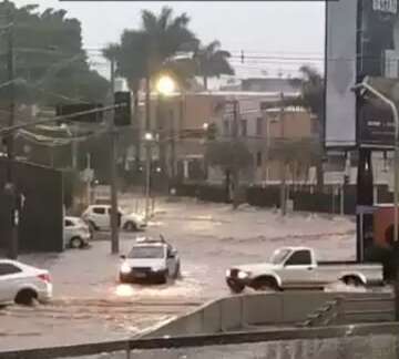 Temporal arrastou carros, alagou ruas e deixou 3,4 mil moradores &agrave;s escuras