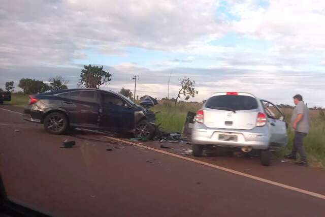 Colisão frontal violenta entre dois veículos de passeio mata 3 pessoas na BR-060