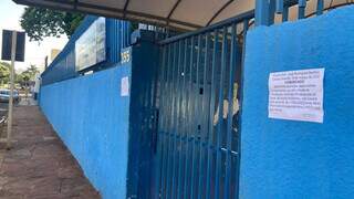 Portão fechado e aviso de aulas suspensas na Escola José Rodrigues Benfica. (Foto: Mariely Barros)