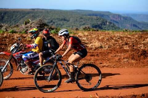 Campo-grandense encara trilha de bike na Serra da Bodoquena