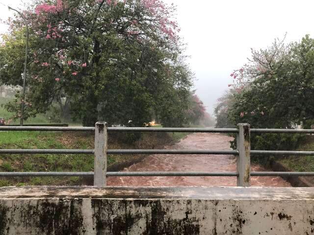 Temporal surpreende com volume de &aacute;gua no Centro da capital