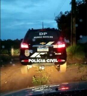 Viatura da Polícia Civil a caminho da casa onde mulher era mantida em cárcere (Foto: Divulgação)