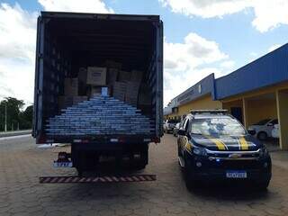 Caminhão com a carga de droga e viatura da PRF após prisão (Foto: Divulgação)