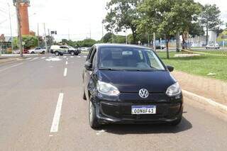 Volkswagen Up envolvido em colisão e corpo da vítima ao fundo. (Foto: Kísie Ainoã)